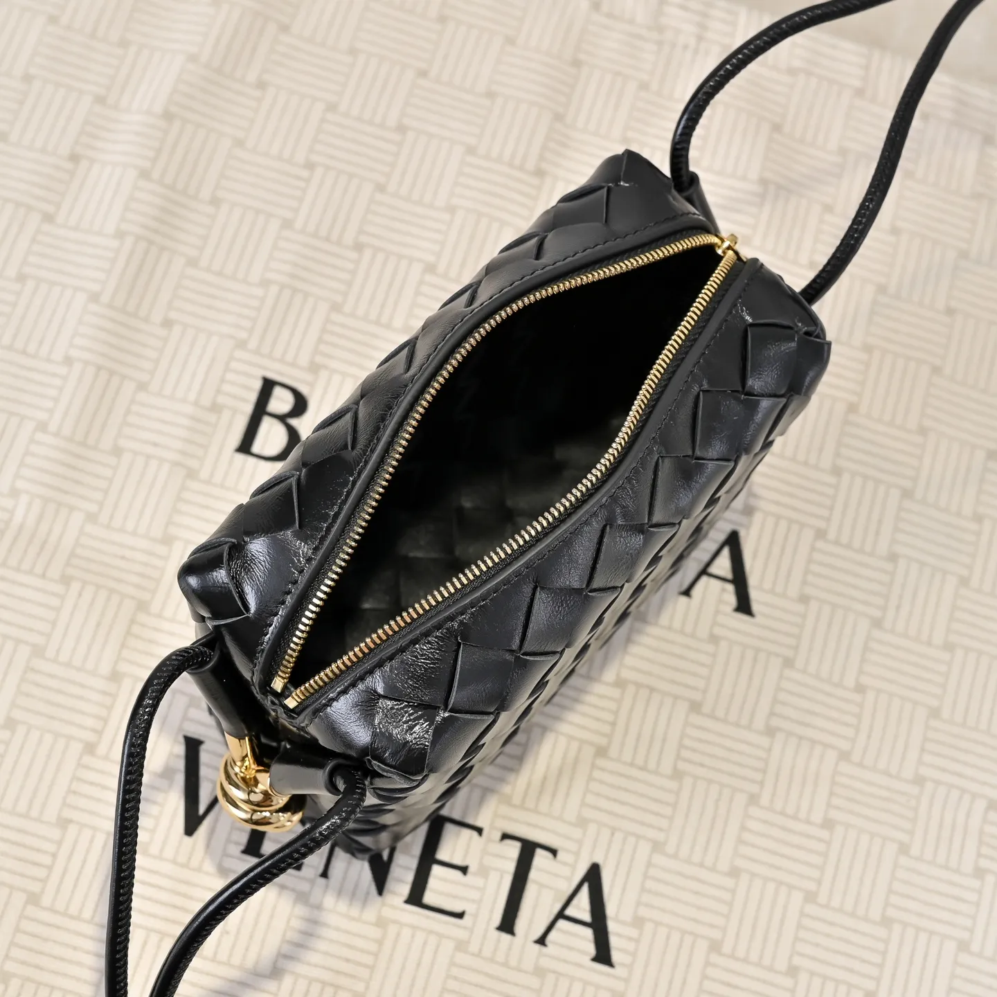 Batch 1560 𝗕𝗼𝘁𝘁𝗲𝗴𝗮 𝗩𝗲𝗻𝗲𝘁𝗮———— The latest version of the loop camera bag💥 from BV’s King of Cost-Effectiveness counter, large woven texture➕Ultra-high quality cow wax leather as always, with zipper, hardware decoration on both sides, adjustable drawstring, especially suitable for the tummy💫Can hold anything, very light weight, suitable🈴️for girls of all ages, size: 17*10*6cm Style number: 6125